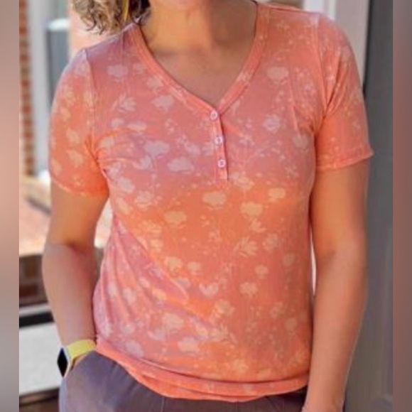 LuLaRoe Tops - LuLaRoe Peach Floral Short Sleeve Tee